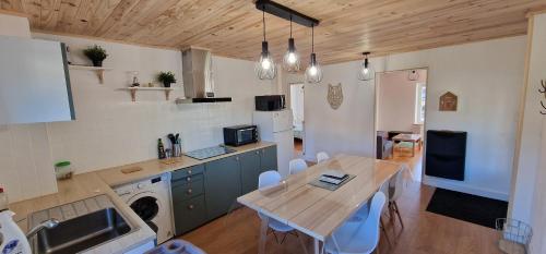 une cuisine avec une table et une salle à manger dans l'établissement La Maison des Montagnes, à Le Thillot