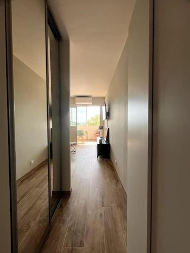 un couloir avec un grand miroir mural dans l'établissement Entre deux mer au Palm Beach, à Cannes