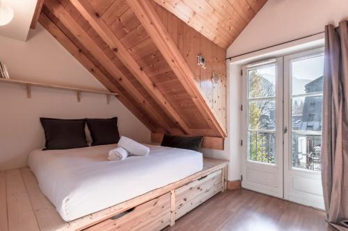 une chambre avec un lit et une fenêtre dans l'établissement Le Montagnard, à Saint-Gervais-les-Bains