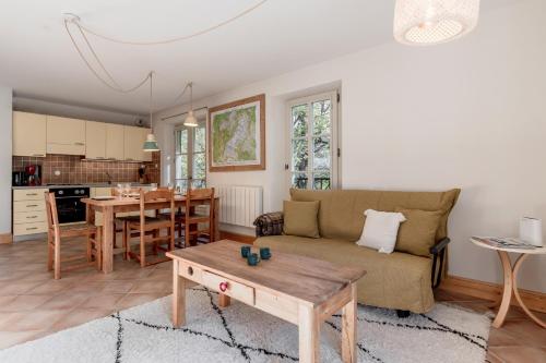 un salon avec un canapé et une table dans l'établissement Le Montagnard, à Saint-Gervais-les-Bains