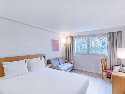 Кровать или кровати в номере Novotel Setubal