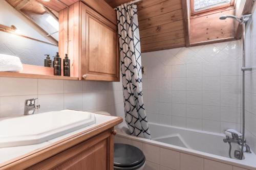 une salle de bain avec un lavabo et une douche dans l'établissement Appartement Edelweiss, à Saint-Gervais-les-Bains