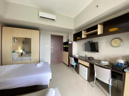 Katil atau katil-katil dalam bilik di Cozy Studio Room No Kitchen at Skyland City Jatinangor Apartment By Travelio