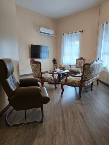 a living room with chairs and a table at Victory place 2 (Golden Mount) in Bangkok