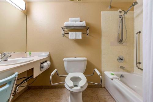 ein Badezimmer mit einem WC, einem Waschbecken und einer Badewanne in der Unterkunft The Federal Hotel Downtown Carson City, Ascend Hotel Collection in Carson City