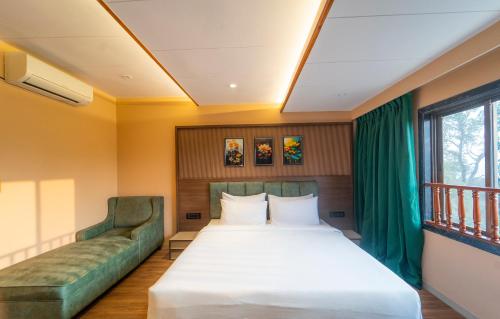 Postel nebo postele na pokoji v ubytování Orient Beacon Resort, Panchgani