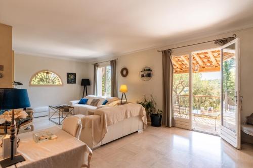 une chambre avec deux lits et un balcon dans l'établissement Rosa - Sublime villa piscine avec vue et pinèdes, à Saint-Georges-dʼOrques