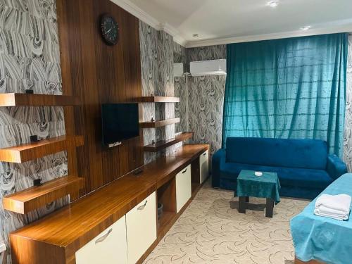 Una televisión o centro de entretenimiento en Askar Hotel