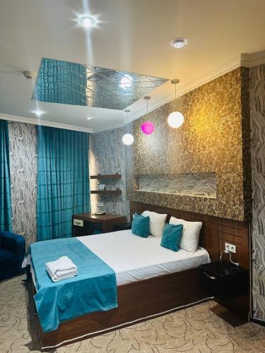 Una cama o camas en una habitación de Askar Hotel