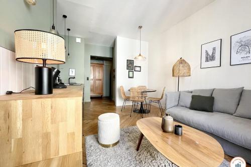 un salon avec un canapé et une table dans l'établissement l'Exotique - Vue Pl Vieux Marché - Standing, à Rouen