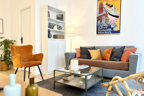 un salon avec un canapé et une table dans l'établissement L'Oasis Havrais - Centre Historique, au Havre