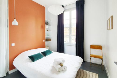 une chambre avec un lit avec des serviettes dessus dans l'établissement L'Oasis Havrais - Centre Historique, au Havre