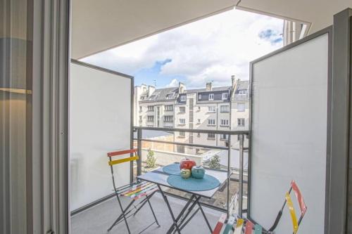 - un balcon avec une table et des chaises dans l'établissement Port de Plaisance - Balcon - Hypercentre - Coup de cœur, à Caen