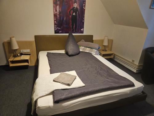 Ένα ή περισσότερα κρεβάτια σε δωμάτιο στο Hotel Zur Schmiede