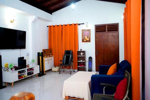 卡卢特勒DRS Luxury Holiday Home的带床和电视的客厅