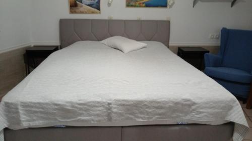 Una cama o camas en una habitación de Anthos Apartments