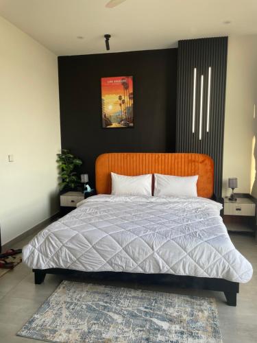 Кровать или кровати в номере SkyPark One Penthouse - Islamabad