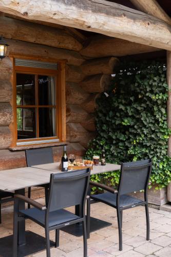 a table and chairs sitting outside of a cabin at Boomgalows De Roestelberg in Kaatsheuvel