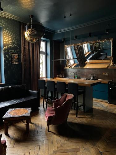 HOUSEHOST Apartment III: Podbrzezie Street