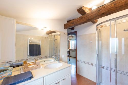 un baño con lavabo y ducha en Residenza San Piero, en Venecia