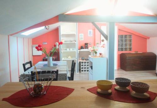 une cuisine et une salle à manger avec une table et une chambre dans l'établissement Appartement T2 ADOUR, à Bahus-Soubiran