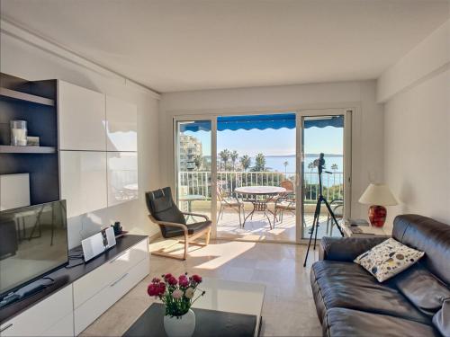 un salon avec un canapé et une vue sur l'océan dans l'établissement Belle terrasse vue mer , proche plages 223L FOV, à Cannes