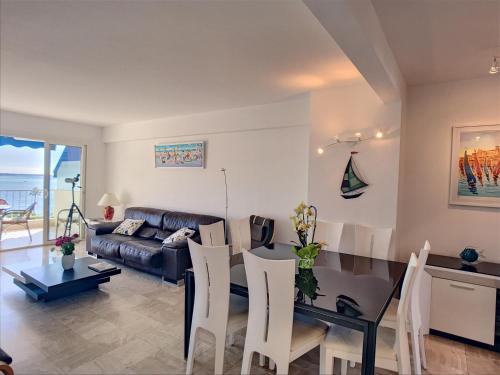 un salon avec une table et un canapé dans l'établissement Belle terrasse vue mer , proche plages 223L FOV, à Cannes