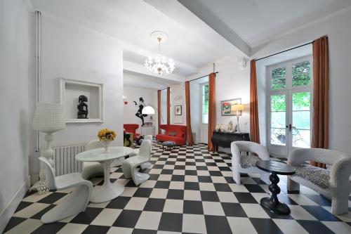 - un salon avec un sol en damier noir et blanc dans l'établissement Chambre d'hôtes Chateau de Fajac, à Pech-Luna