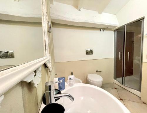 Ένα μπάνιο στο B&B Tuscany Lodge