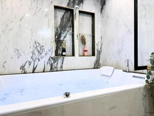 La Rêverie - Love Room Paris - Jacuzzi Pro