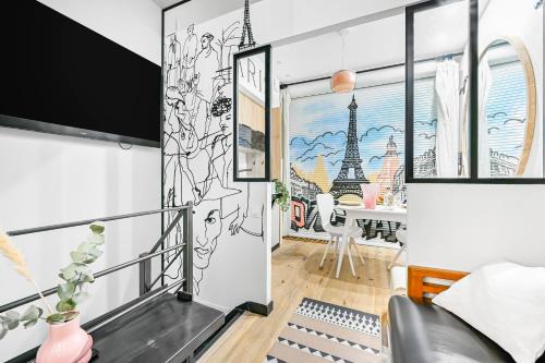 une chambre avec une fresque de la tour eiffel dans l'établissement La Rêverie - Love Room Paris - Jacuzzi Pro, à Paris