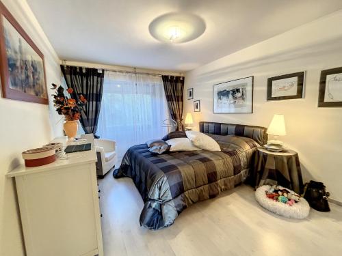 une chambre avec un lit et une fenêtre dans l'établissement Superbe 3 pièces vue mer 323L MUNAR, à Cannes