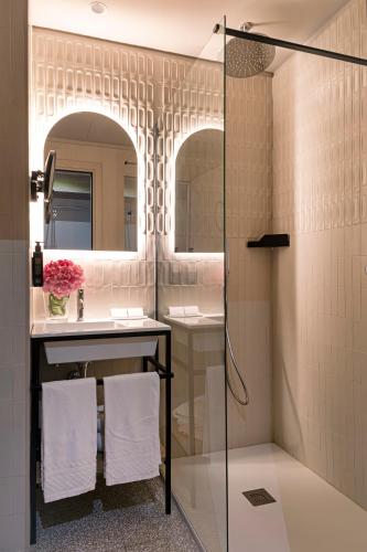 a bathroom with a shower and a sink at Living Place Hotel in Villanova