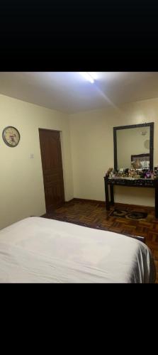 Katil atau katil-katil dalam bilik di Makao Roslyn apartment located in ruaka