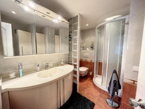 une salle de bain avec un lavabo, une douche et des toilettes dans l'établissement Superbe 3 pièces vue mer 323L MUNAR, à Cannes