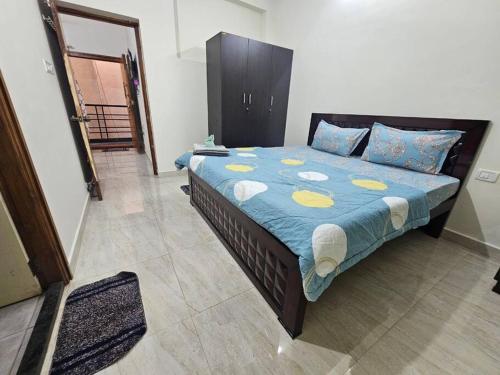 Katil atau katil-katil dalam bilik di Bright 2 BHK in Yelahanka