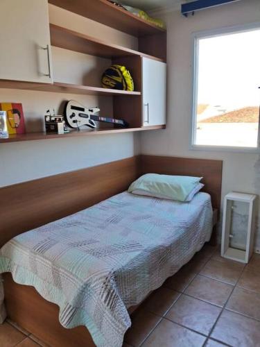 Ένα ή περισσότερα κρεβάτια σε δωμάτιο στο Apartamento bem localizado em Pontal do Paraná