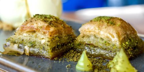 马尔马里斯TUI BLUE Grand Azur的盘子里两块食物的结尾