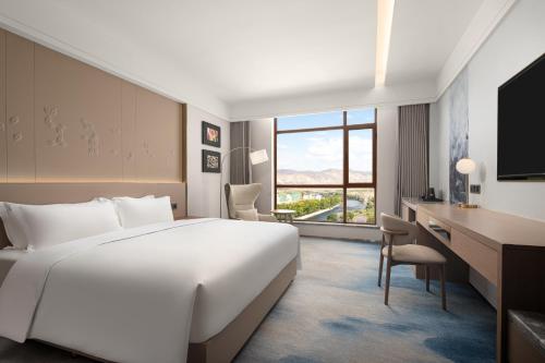 Postel nebo postele na pokoji v ubytování Doubletree By Hilton Altay Fuyun