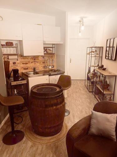 - une cuisine avec un grand tonneau au milieu d'une pièce dans l'établissement Vinea urbana, à Dijon