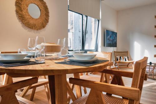 une salle à manger avec une table et des chaises en bois dans l'établissement Urbanchic Appartement Chill 3B, à Liège