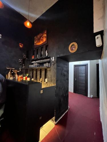 una camera nera con bar e pavimento rosso di My Friendly Hotel a Yerevan