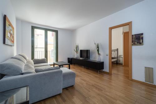 Near Ramblas flat with 3 Room, 2 full Bathrooms-Min 32 days