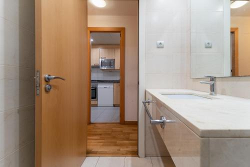 Near Ramblas flat with 3 Room, 2 full Bathrooms-Min 32 days