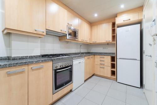 Near Ramblas flat with 3 Room, 2 full Bathrooms-Min 32 days