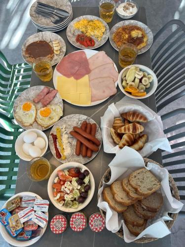 ein Tisch mit vielen verschiedenen Arten von Lebensmitteln in der Unterkunft House Kohili in Nea Vrasna