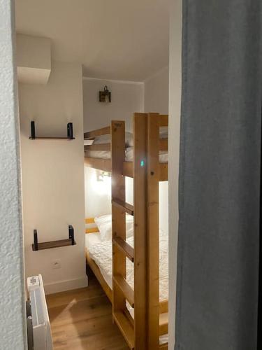 une chambre avec deux lits superposés dans une pièce dans l'établissement St Lary centre 4 à 6 personnes piscine vue montagne, à Saint-Lary-Soulan
