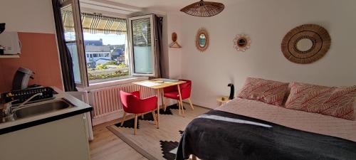 - une chambre avec un lit, un lavabo et un bureau dans l'établissement Le Coquet, à Lannion