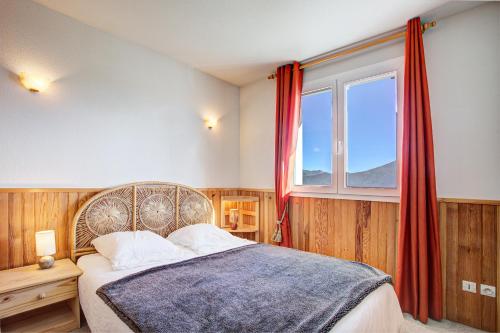 una camera da letto con un letto e una grande finestra di Can Francisco - Maison vue montagne a Les Angles