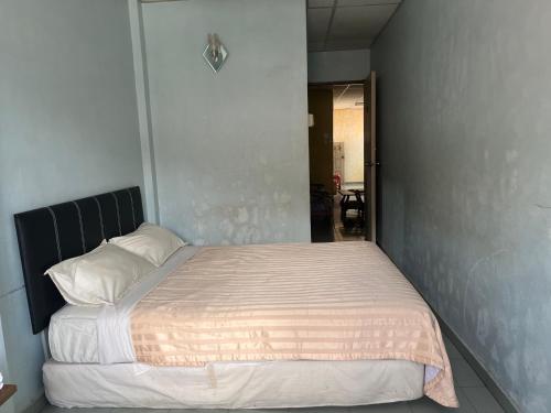 a bedroom with a bed in a room at Lenggong - Soon Lee Hotel in Kampong Ulu Jepai